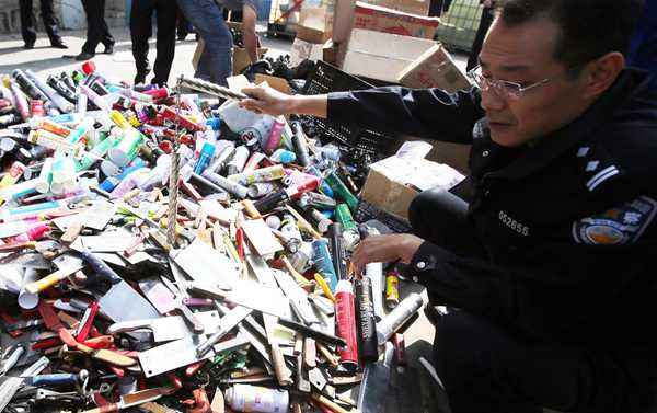 地铁安检排查出的违禁品集中销毁