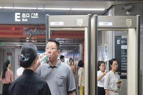 安检设备工厂的安检门应用